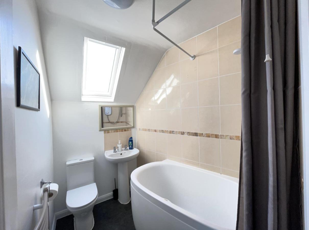 One-Bedroom Flat In Cheam Village Exterior foto