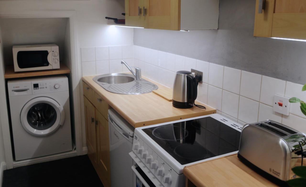 One-Bedroom Flat In Cheam Village Exterior foto