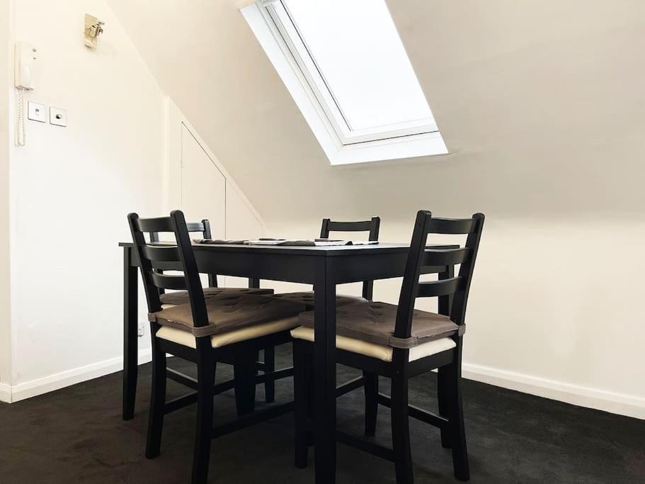 One-Bedroom Flat In Cheam Village Exterior foto