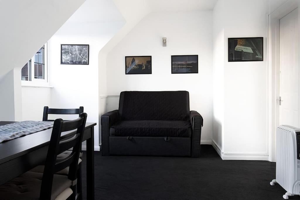 One-Bedroom Flat In Cheam Village Exterior foto