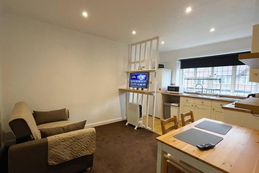 One-Bedroom Flat In Cheam Village Exterior foto