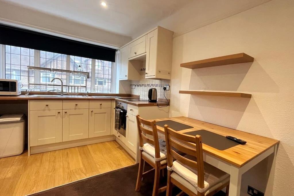 One-Bedroom Flat In Cheam Village Exterior foto
