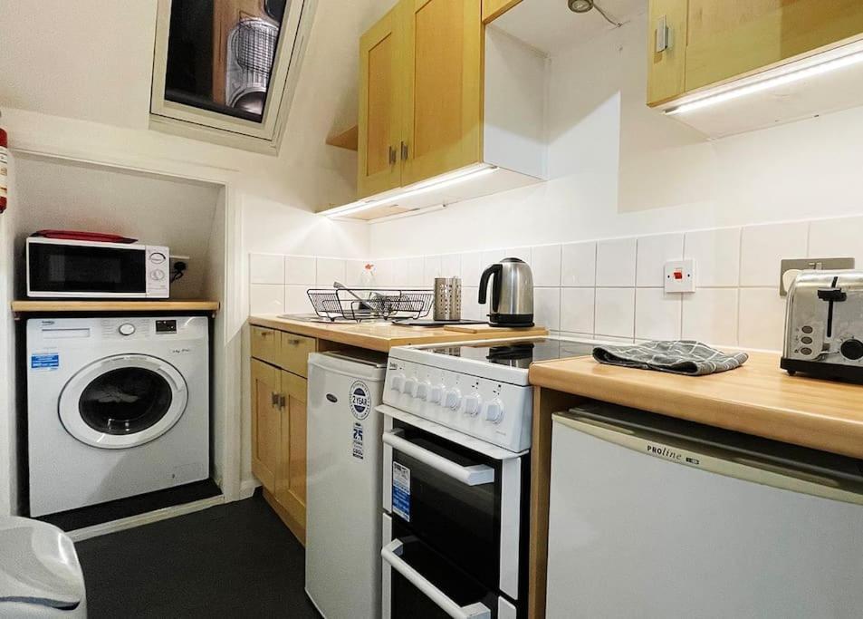 One-Bedroom Flat In Cheam Village Exterior foto