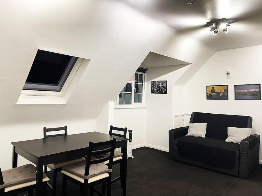 One-Bedroom Flat In Cheam Village Exterior foto