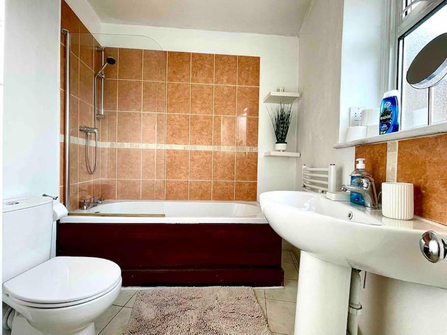 One-Bedroom Flat In Cheam Village Exterior foto